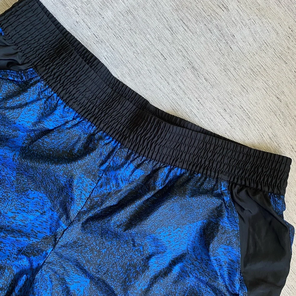 Nike Women's Athletic Shorts in Black and Blue size L